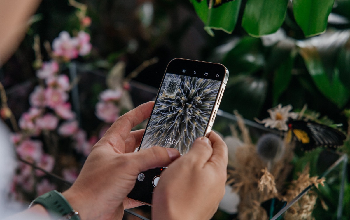 Huawei создал смартфон с ИИ в камере: он сам подсказывает, как сделать лучший кадр